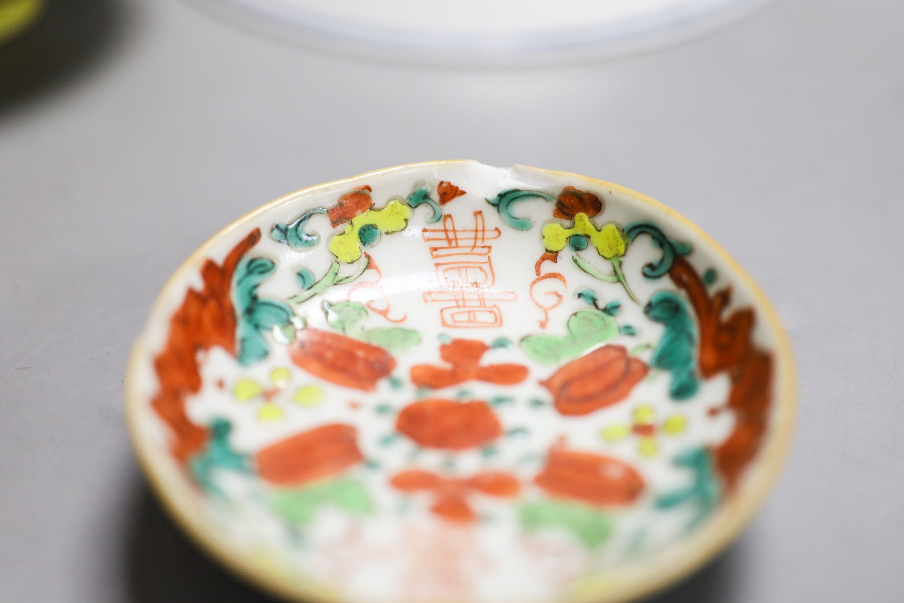 Assorted Chinese porcelain dishes and covers, Qing dynasty and later